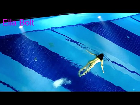 ❤️ Ich kann nicht aufhören zuzusehen, junge Blondine beim Nacktschwimmen im Pool des ELLA BOLT Resorts erwischt ❤️ Anal porn bei uns ️❤